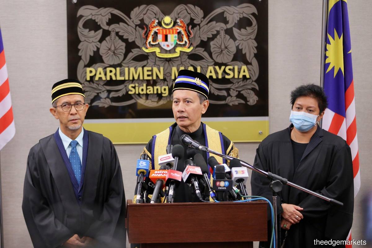 Azhar (centre) says he cannot revisit a ruling that had already been made by Azalina (right), who presided over the sitting at the material time. (Photo by The Edge Markets)